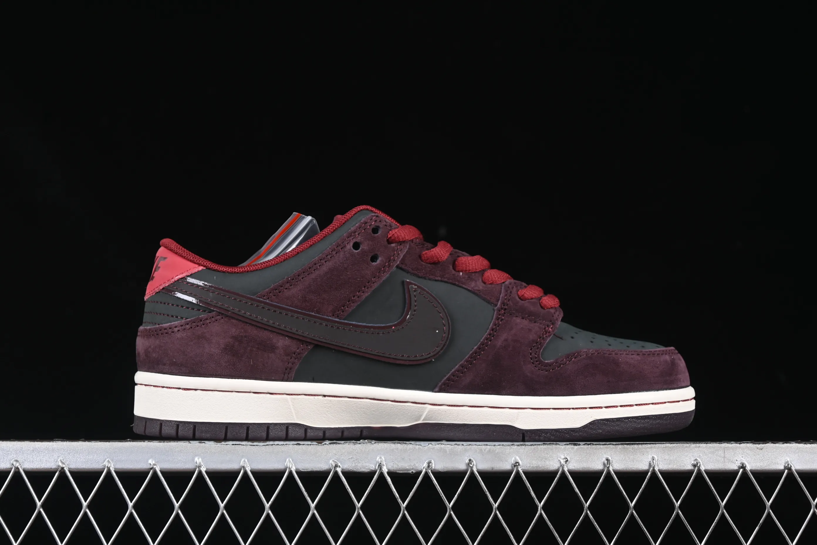 All categories Nk SB Dunk Series Nk SB Dunk Low low-top sneakers K version Riot Skateshop x Nk SB Dunk Low joint model Bordeaux red low-top casual sneakers FZ1289-200
